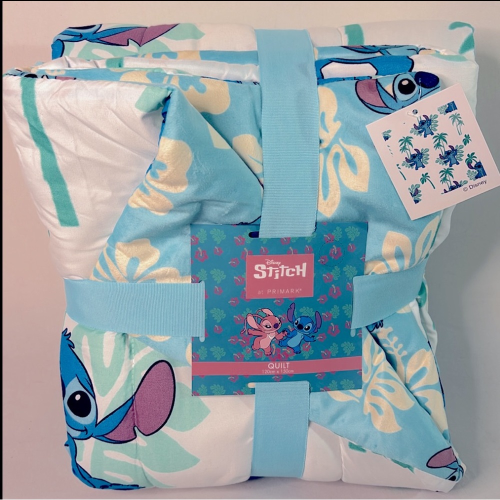 🆕 Disney “Stitch” Hawaiian Floral Graphic Minky-Lined Puffy Quilted Blanket